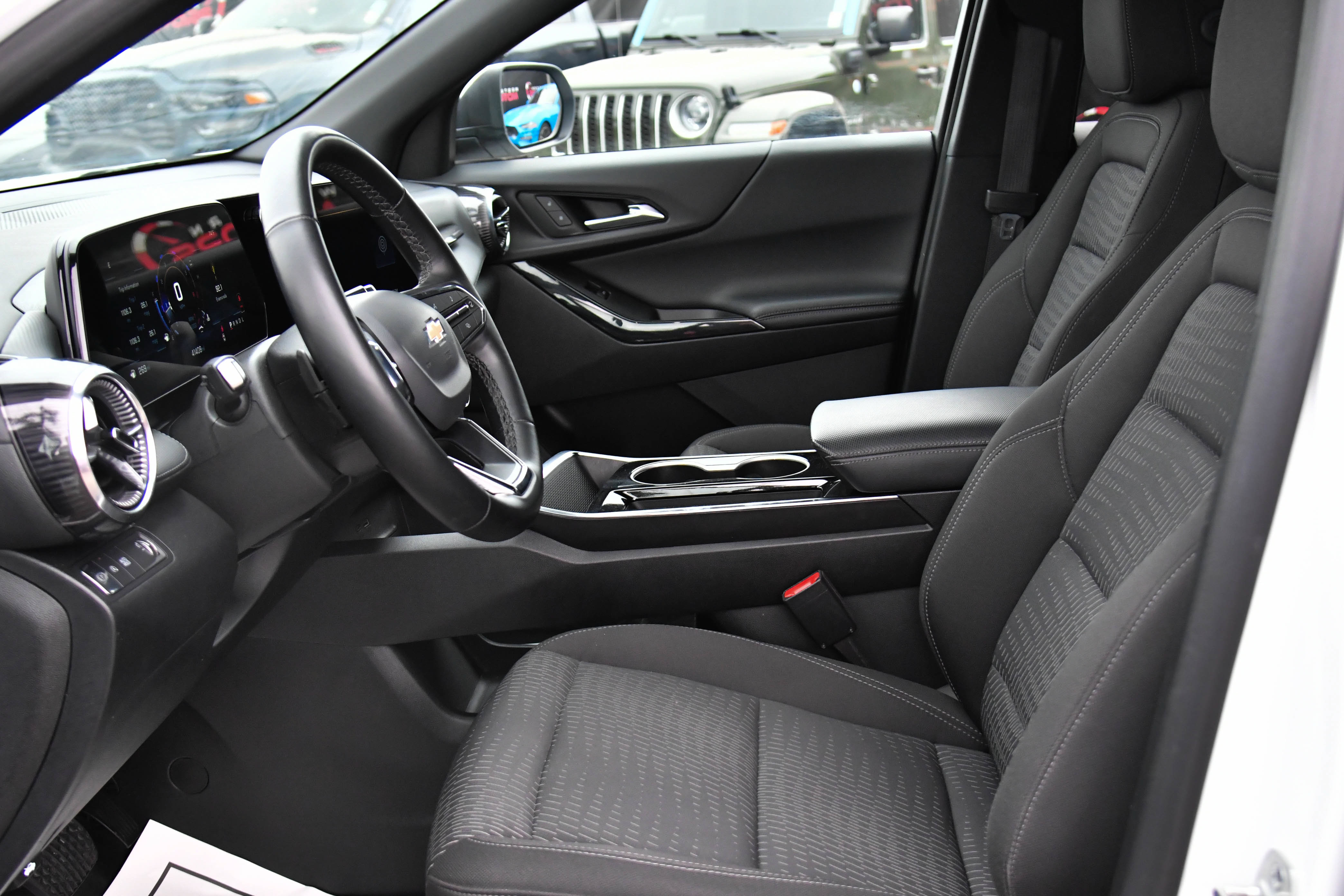 Used 2025 Chevrolet Equinox LT FWD image 16