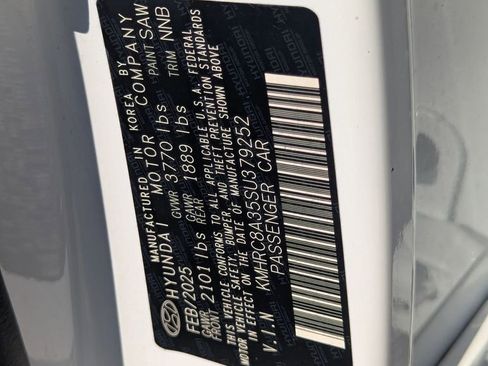 Used 2025 Hyundai Venue SEL FWD image 35