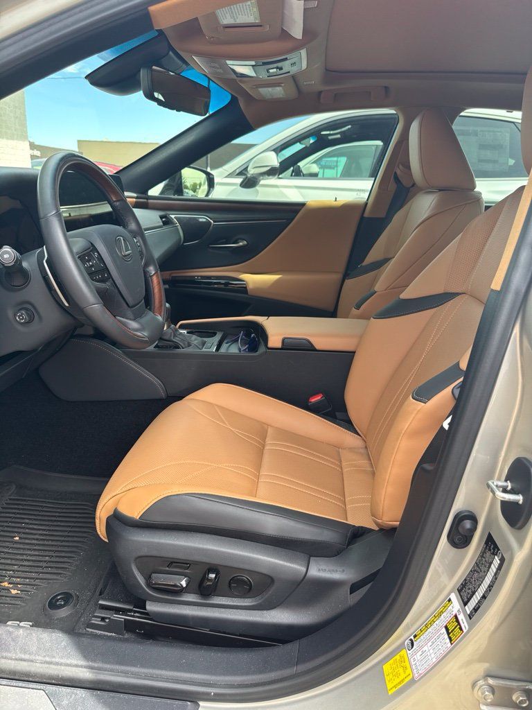 Used 2025 Lexus ES 350 Ultra Luxury FWD image 4