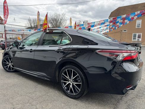 Used 2024 Toyota Camry SE image 3
