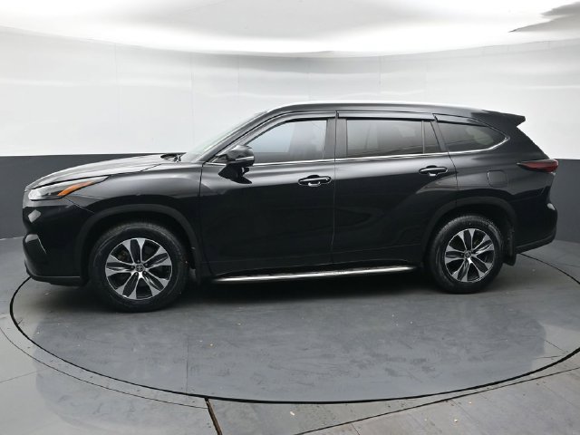 Used 2025 Toyota Highlander XLE AWD/4WD image 2