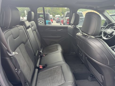 New 2025 Jeep Grand Cherokee Altitude image 17