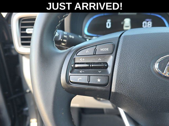 Certified 2025 Hyundai Venue SEL FWD image 11