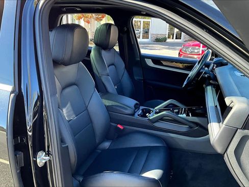 Used 2024 Porsche Cayenne image 22
