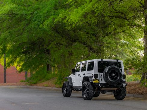 Used 2016 Jeep Wrangler Unlimited Sahara AWD/4WD image 39