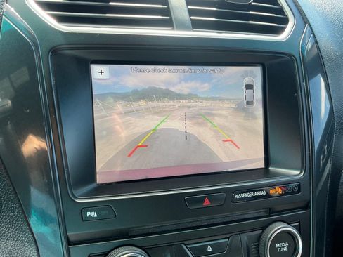 Used 2017 Ford Explorer XLT w/ Equipment Group 202A AWD/4WD image 10