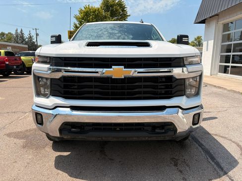 Used 2024 Chevrolet Silverado 2500 LT AWD/4WD image 3