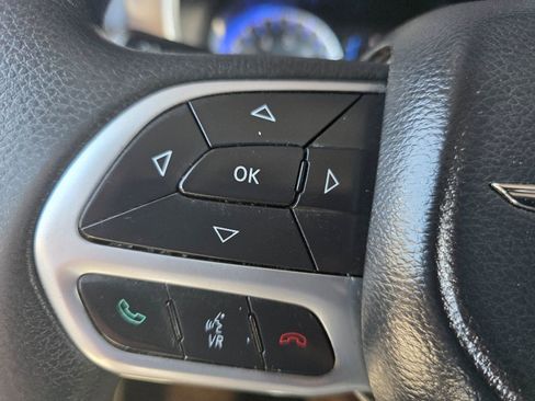 Used 2017 Chrysler Pacifica Touring w/ Tire & Wheel Group FWD image 24