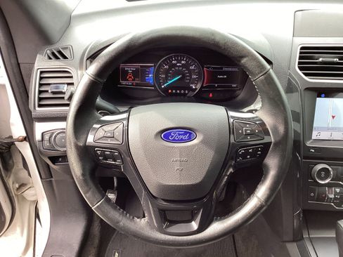 Used 2017 Ford Explorer XLT w/ XLT Appearance Package AWD/4WD image 18