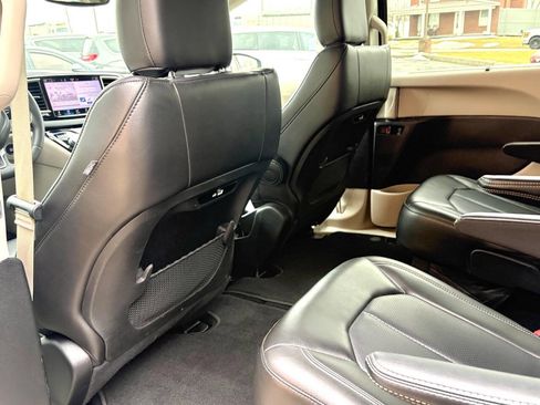 Used 2023 Chrysler Pacifica Touring-L image 36