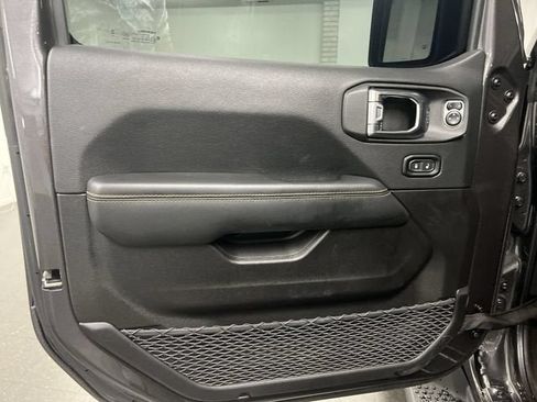 Used 2025 Jeep Wrangler Unlimited Sahara AWD/4WD image 22