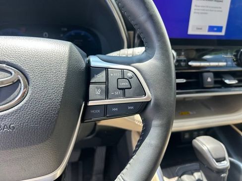 Used 2024 Toyota Highlander Platinum FWD image 24