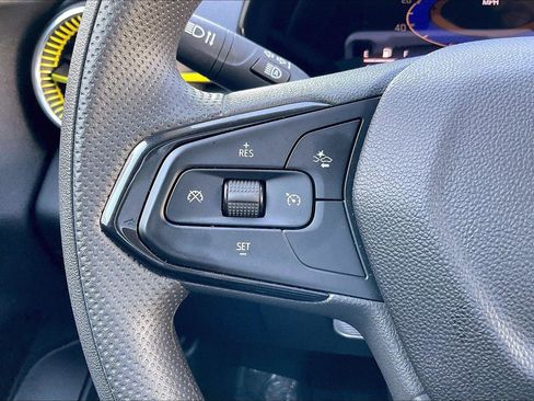 Used 2025 Chevrolet Trax LT FWD image 18