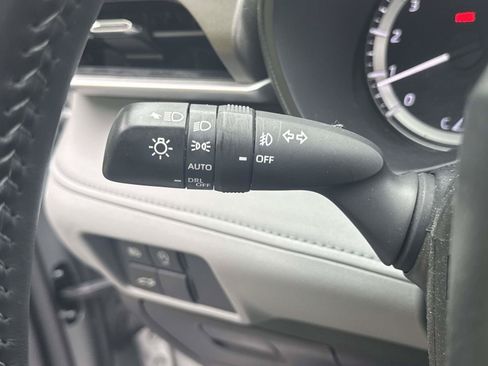 Used 2023 Toyota Highlander LE AWD/4WD image 23