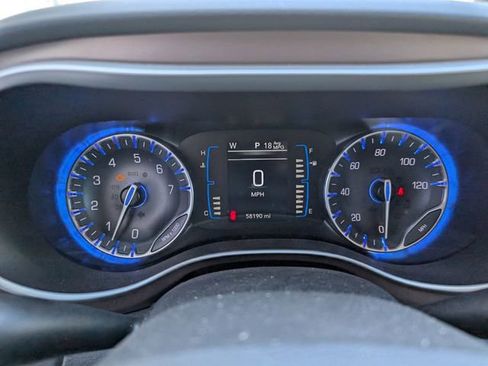 Used 2017 Chrysler Pacifica Touring-L FWD image 10