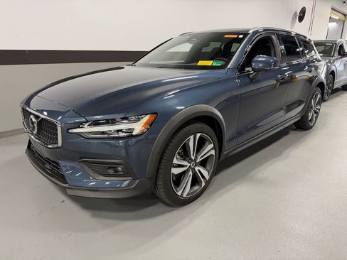 Used 2025 Volvo V60 B5 Cross Country Plus AWD/4WD image 1