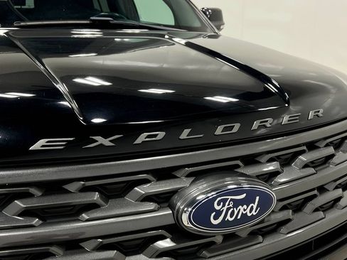 Used 2018 Ford Explorer XLT w/ Equipment Group 202A AWD/4WD image 44