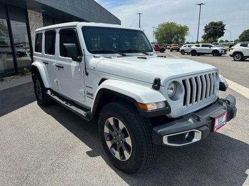 Used 2018 Jeep Wrangler Unlimited Sahara AWD/4WD image 9