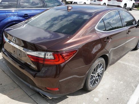 Used 2016 Lexus ES 350 w/ Luxury Package w/Wood Trim image 8