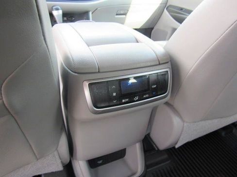 Used 2019 Toyota Highlander XLE AWD/4WD image 49