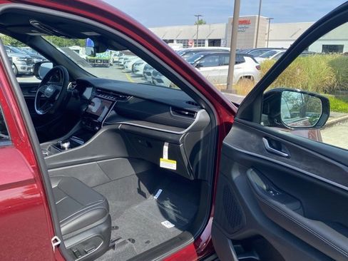 New 2025 Jeep Grand Cherokee Limited w/ Black Appearance Package image 28