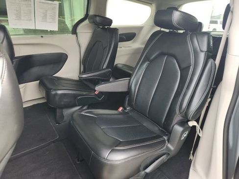 Used 2024 Chrysler Pacifica Touring-L image 18