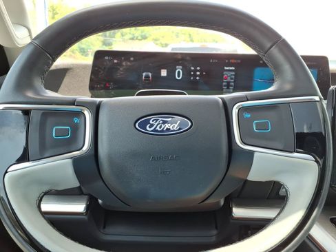 Used 2025 Ford Expedition Platinum AWD/4WD image 14