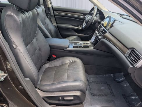 Certified 2018 Honda Accord Touring image 9