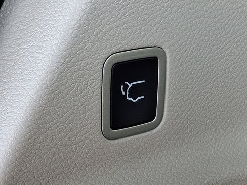 Certified 2024 Chrysler Pacifica Touring-L image 32