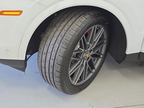 Used 2024 Porsche Cayenne S image 32
