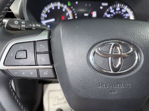 Used 2024 Toyota Highlander LE AWD/4WD image 33