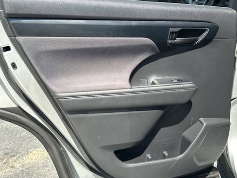 Used 2023 Toyota Highlander LE image 6