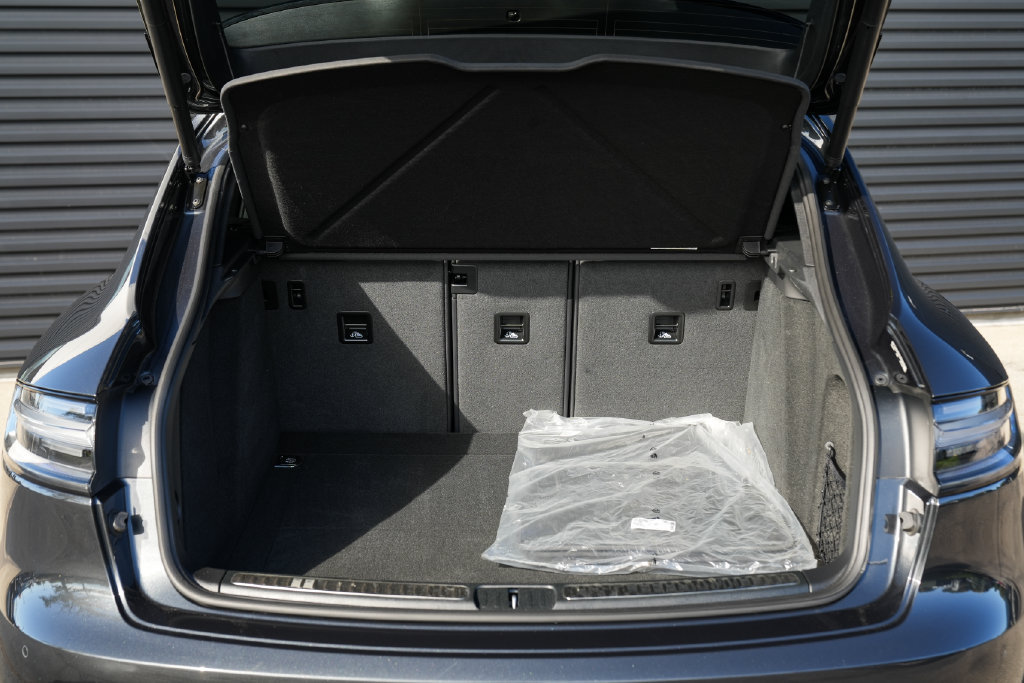 Certified 2026 Porsche Macan AWD/4WD image 17
