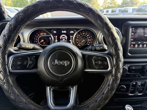 Used 2020 Jeep Wrangler Unlimited Sahara AWD/4WD image 23