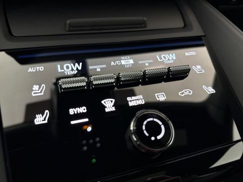 Certified 2025 Porsche Macan 4S Electric AWD/4WD image 32