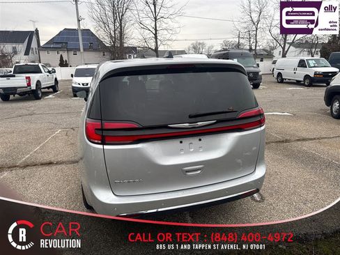 Used 2024 Chrysler Pacifica Touring-L image 5
