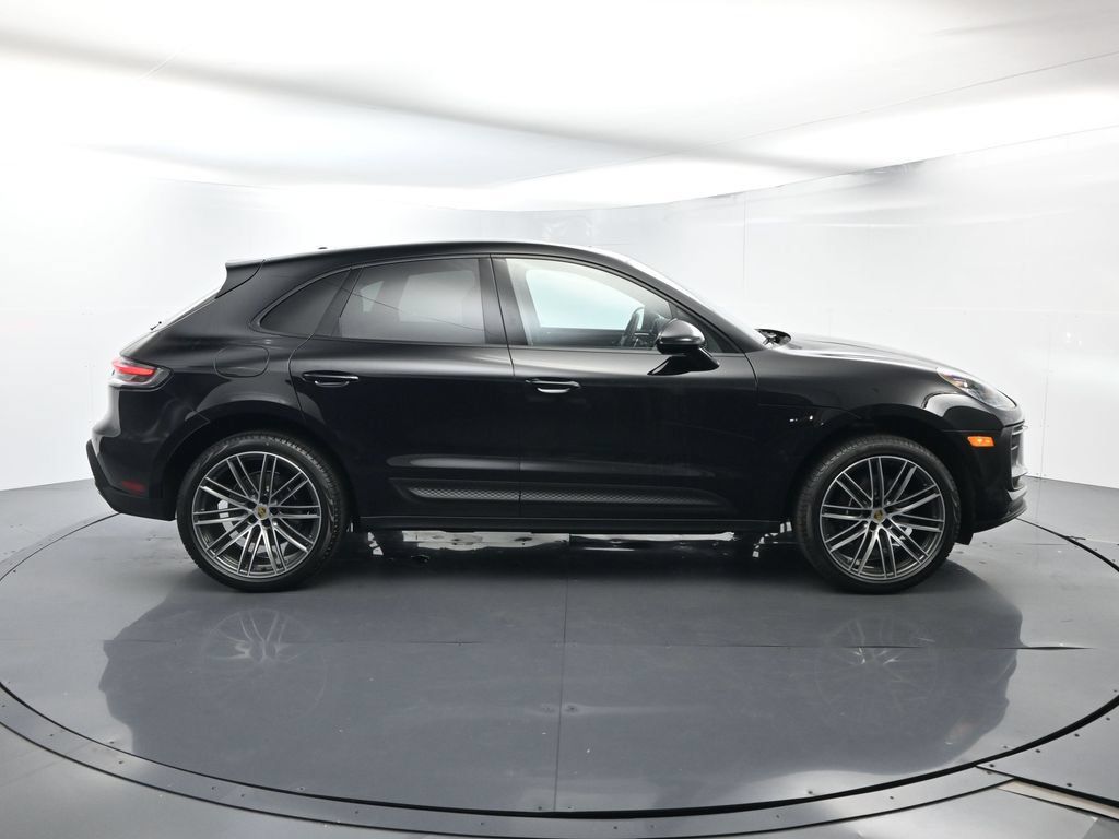 Certified 2025 Porsche Macan AWD/4WD image 16