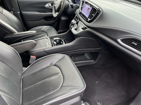 Used 2025 Chrysler Pacifica Limited FWD image 22