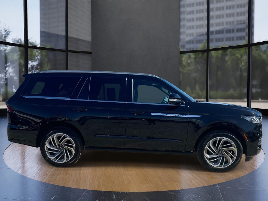 Used 2026 Lincoln Navigator Reserve AWD/4WD image 2
