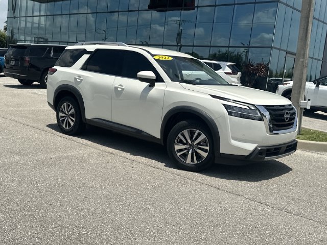 Used 2023 Nissan Pathfinder SL AWD/4WD image 2