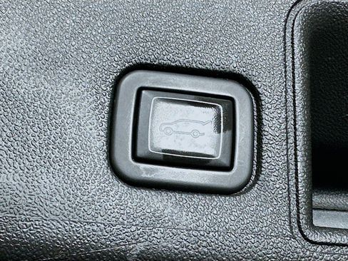 Used 2023 GMC Terrain SLT image 30