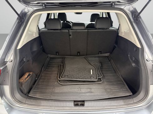 Used 2021 Volkswagen Tiguan SE w/ Panoramic Sunroof Package AWD/4WD image 9