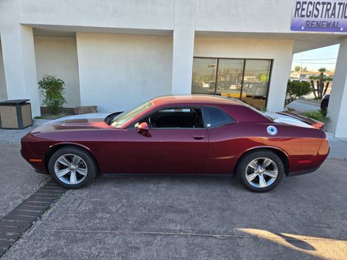 Used 2019 Dodge Challenger SXT image 2