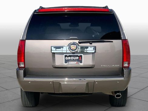 Used 2014 Cadillac Escalade Luxury RWD image 4