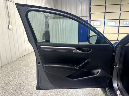 Used 2018 Volkswagen Passat 2.0T R-Line w/ R-Line Lighting Package image 10