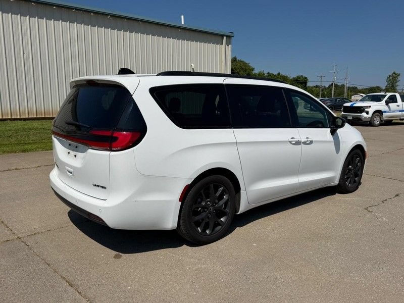 Used 2025 Chrysler Pacifica Limited FWD image 3