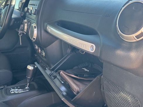 Used 2017 Jeep Wrangler Unlimited Sahara w/ Connectivity Group image 28