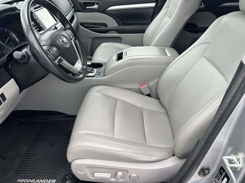 Used 2018 Toyota Highlander XLE AWD/4WD image 16