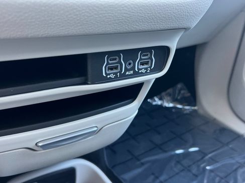 Used 2024 Chrysler Pacifica Limited FWD image 40