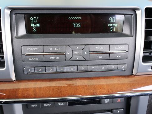 Used 2011 Lincoln MKZ image 38